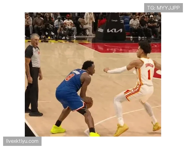 一次看懂！NBA赛场如何区分防守犯规与进攻犯规的具体判罚依据