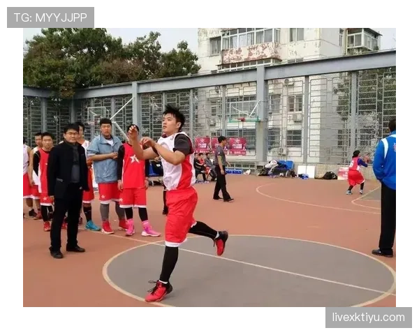 中圈开球规则拆解：何时必须踢出才能有效开赛？